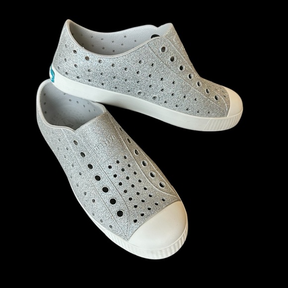 Native Kids Sneakers gray sparkly Jefferson style vented rubber size J2 - Picture 4 of 10